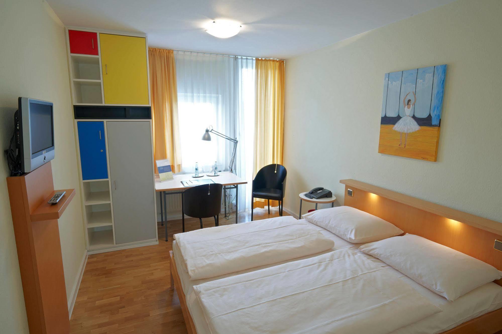 Commundo Tagungshotel Neuss Exterior foto